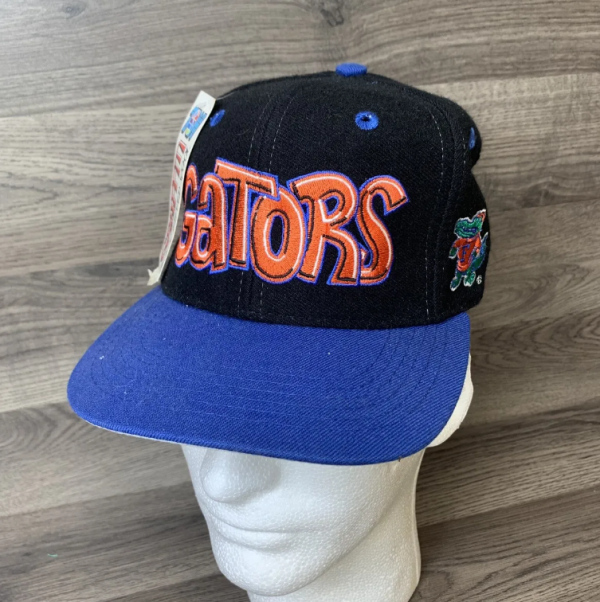 Topi dengan Aksen Tulisan Grafiti